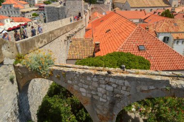 DUBROVNIK, CROATIA - 18 Haziran 2019 'da Dubrovnik antik kentinin duvarları. Game of Thrones 'un bazı bölümleri burada çekildi..