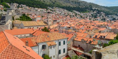DUBROVNIK, CROATIA - 18 Haziran 2019 'da Dubrovnik kasabasının kırmızı çatıları. Game of Thrones 'un bazı bölümleri burada çekildi..