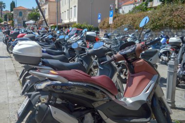 DUBROVNIK, CROATIA - 18 Haziran 2019 'da Scooter' ın eski Dubrovnik kasabası yakınındaki otoparkı.