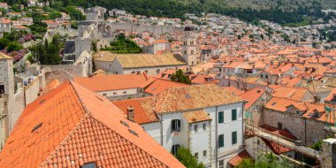 DUBROVNIK, CROATIA - 18 Haziran 2019 'da Hırvatistan' ın Dubrovnik kentinin kırmızı çatıları. Game of Thrones 'un bazı bölümleri burada çekildi..