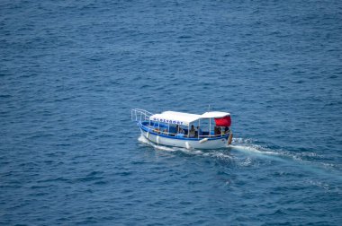 DUBROVNIK, CROATIA - 18 Haziran 2019 'da Hırvatistan' ın Dubrovnik kenti yakınlarında turistlerle tekne.