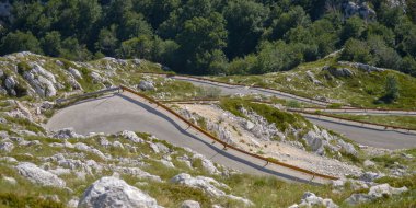 Hırvatistan 'ın Biokovo ulusal parkının en yüksek zirvesine (Aziz George) dar ve uç yol.