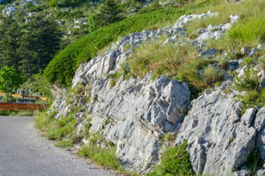 Hırvatistan 'ın Biokovo ulusal parkının en yüksek zirvesine (Aziz George) dar ve uç yol.