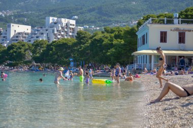 MAKARSKA, CROATIA - 21 Haziran 2019 'da Hırvatistan' ın Makarska kentindeki Adriyatik Denizi 'nde Sabah Rahatlaması.