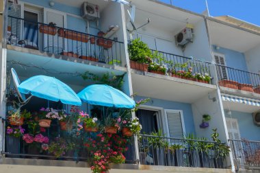 MAKARSKA, CROATIA - 21 Haziran 2019 'da Hırvatistan' ın Makarska kentinde balkonda çiçekler. 