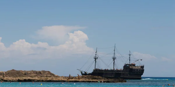 Protaras Chipre Junio Barco Pirata Navegando Cerca Playa Protaras Chipre — Foto de Stock