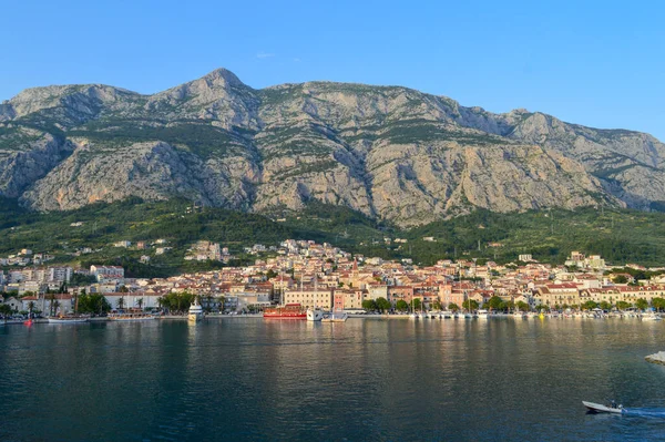 MAKARSKA, CROATIA - 11 Haziran 2019 'da Makarska, Dalmaçya, Hırvatistan' daki Makarska şehir merkezinin deniz manzarası. 