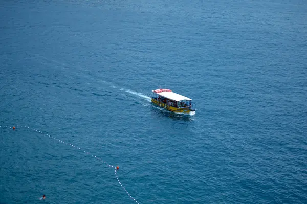 Dubrovnik Croácia Junho Barco Com Turistas Perto Cidade Dubrovnik Croácia — Fotografia de Stock