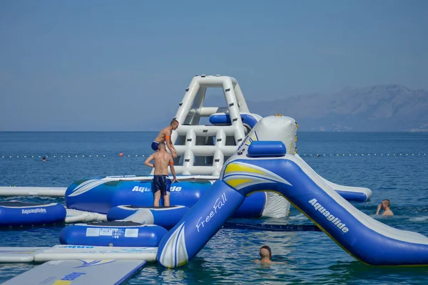MAKARSKA, CROATIA - 21 Haziran 2019 'da Hırvatistan' ın Makarska kentindeki Adriyatik Denizi 'nde Sabah Rahatlaması.