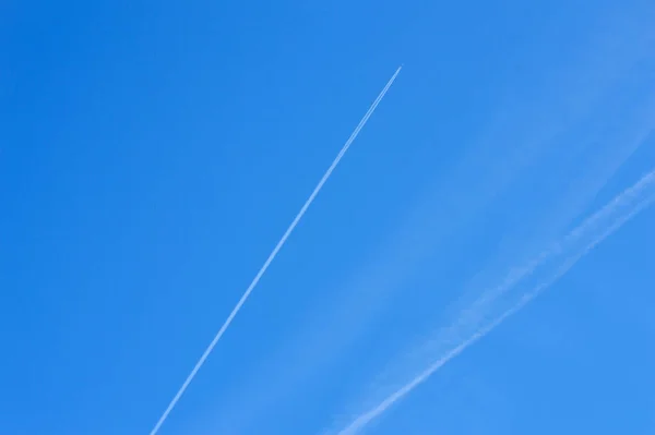 Cielo Azul Con Pistas Avión Reacción Imagen de stock