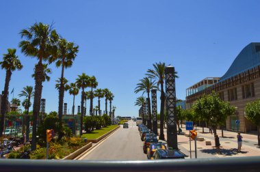 BARCELONA, İspanya - 22 Haziran 2016: İspanya 'nın Barcelona kentindeki ofis binasının yakınındaki plaja giden yol. 