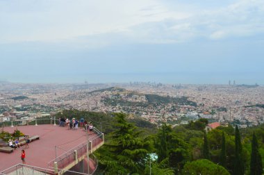 BARCELONA, İspanya - 25 Haziran 2016: İspanya 'nın Tibidabo kentinden şehir manzarası