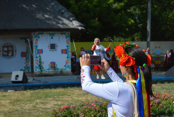Velyki Sorochintsi Ukraine Sierpnia 2017 Pani Ubrana Tradycyjne Ubrania Robi — Zdjęcie stockowe
