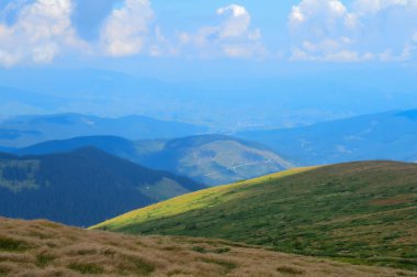 Hoverla 'dan panoramik manzara, Karpatya dağları, Ukrayna. Yatay açık hava çekimi