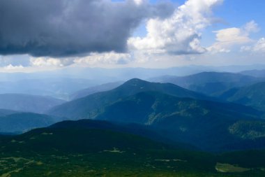 Ukrayna, Karpatya, Hoverla 'dan gelen fırtına bulutlarının panoramik görüntüsü. Yatay açık hava çekimi