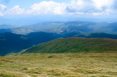 Hoverla 'dan panoramik manzara, Karpatya dağları, Ukrayna. Yatay açık hava çekimi