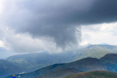 Ukrayna, Karpatya, Hoverla 'dan gelen fırtına bulutlarının panoramik görüntüsü. Yatay açık hava çekimi
