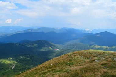 Hoverla 'dan panoramik manzara, Karpatya dağları, Ukrayna. Yatay açık hava çekimi