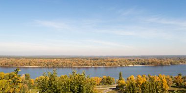 Sonbaharda Dinyeper Nehri manzarası, Kaniv, Ukrayna, Tarasova Tepesi (Chernecha Hora) 