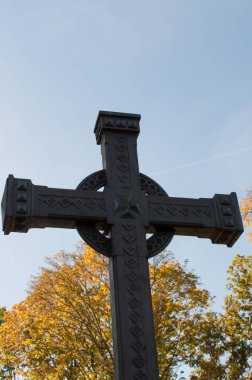 KANIV, UKRAINE - 14 Ekim 2018 'de Ukrayna' nın Kaniv kentindeki Taras Tepesi 'nde (Chernecha Hora) Taras Shevchenko' nun mezarındaki ilk haç. 