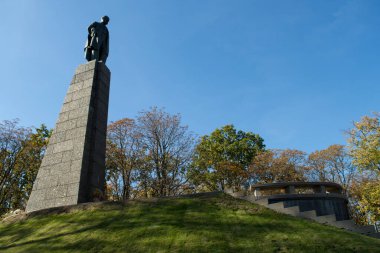 KANIV, UKRAINE - 14 Ekim 2018 Taras Hill 'deki Taras Shevchenko anıtı veya Kaniv, Ukrayna' daki Chernecha Hora. 