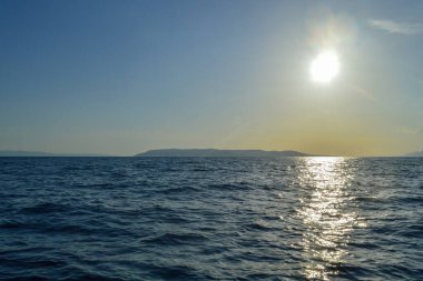 Hırvatistan 'ın Brela kentinde Adriyatik denizinde gün batımı 