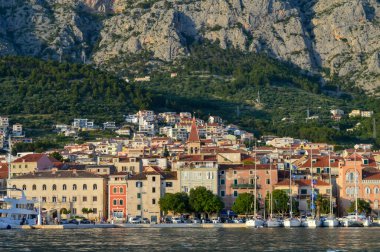 MAKARSKA, CROATIA - 17 Haziran 2019 'da Hırvatistan' ın Makarska kentinin deniz manzaralı panoramik manzarası.
