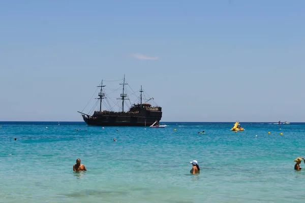 Протарас Кипр Июня Пиратский Корабль Плывущий Вблизи Пляжа Протарасе Кипр — стоковое фото