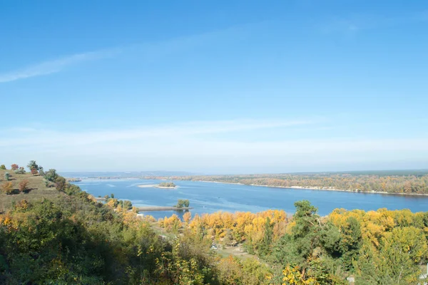 Sonbaharda Dinyeper Nehri manzarası, Kaniv, Ukrayna, Tarasova Tepesi (Chernecha Hora) 