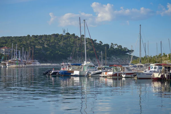 Makarska Chorvatsko Června 2019 Ukotvené Lodě Přístavu Makarska Chorvatsko — Stock fotografie