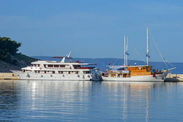 Makarska Croatia Haziran 2019 Hırvatistan Makarska Kentinde Limana Yanaşan Gemiler — Stok fotoğraf