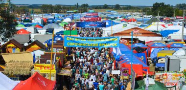 Velyki Sorochintsi, UKRAINE - 25 Ağustos 2017: İnsanlar Ukrayna 'nın ulusal yıllık pazarı 