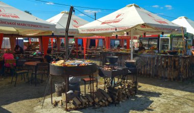 Velyki Sorochintsi, UKRAINE - 25 Ağustos 2017: Ukrayna 'nın ulusal yıllık pazarı Sorochinska Yrmorka' da sebzeli et,