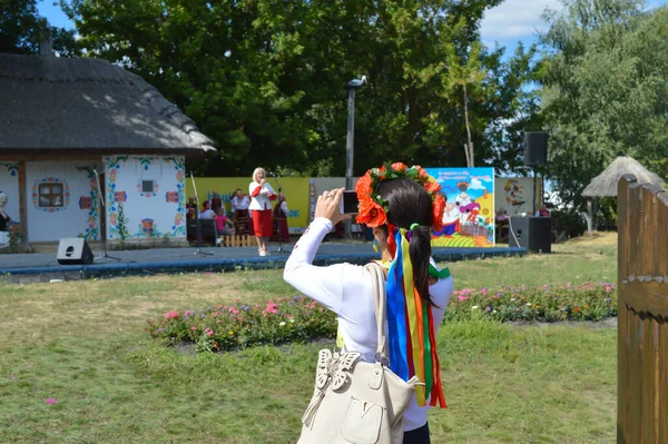 Velyki Sorochintsi Ukraine Sierpnia 2017 Pani Ubrana Tradycyjne Ubrania Robi — Zdjęcie stockowe