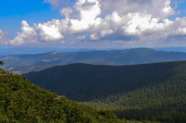 Hoverla 'ya giden panoramik manzara, Karpatya dağları, Ukrayna. Yatay açık hava çekimi