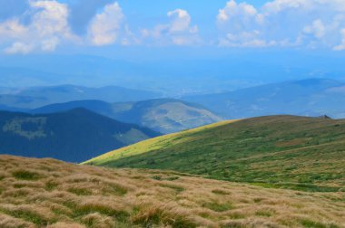 Hoverla 'dan panoramik manzara, Karpatya dağları, Ukrayna. Yatay açık hava çekimi
