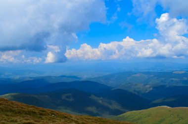 Hoverla 'dan panoramik manzara, Karpatya dağları, Ukrayna. Yatay açık hava çekimi
