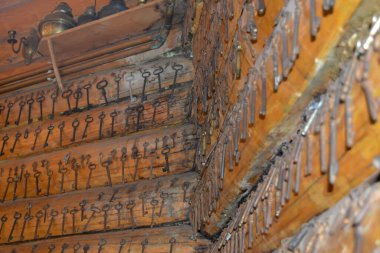 DILOVE, UKRAINE - 22 Ağustos 2018 'de Dilove, Ukrayna' daki 'Koliba' restoranındaki müze.