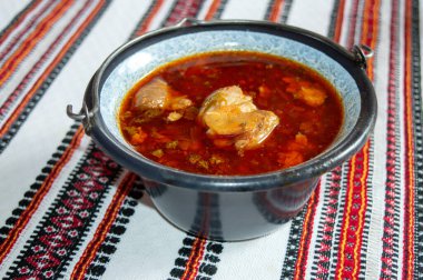 Restoranda geleneksel Macar Gulaş çorbası, Karpatya bölgesi, Ukrayna