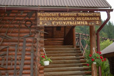 DILOVE, UKRAINE - 22 Ağustos 2018 'de Dilove, Ukrayna' daki 'Koliba' restoranındaki müze.