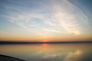 Gölün üzerinde güzel kırmızı gün batımı. Doğanın bileşimi.