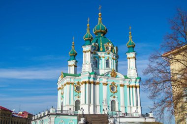 KYIV, UKRAINE - 18 Kasım 2018 'de Ukrayna' nın başkenti Kyiv 'deki Saint Andrew Kilisesi.
