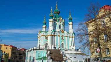 KYIV, UKRAINE - 18 Kasım 2018 'de Ukrayna' nın başkenti Kyiv 'deki Saint Andrew Kilisesi.