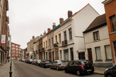 BRÜKSEL, BELGIUM - 29 ARALIK 2018: 29 Aralık 2018 'de Brüksel' de bulutlu bir kış gününde Etterbeek ilçesinde yürümek.