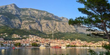 MAKARSKA, CROATIA - 11 Haziran 2019 'da Makarska, Dalmaçya, Hırvatistan' daki Makarska şehir merkezinin deniz manzarası. 