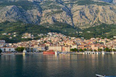 MAKARSKA, CROATIA - 11 Haziran 2019 'da Makarska, Dalmaçya, Hırvatistan' daki Makarska şehir merkezinin deniz manzarası. 