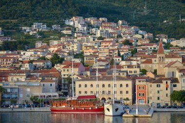 MAKARSKA, CROATIA - 11 Haziran 2019 'da Makarska, Dalmaçya, Hırvatistan' daki Makarska şehir merkezinin deniz manzarası. 