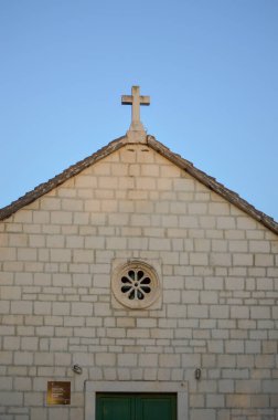 MAKARSKA, CROATIA - 11 Haziran 2019 'da Hırvatistan' ın Makarska kentindeki St. Peter Kilisesi. 