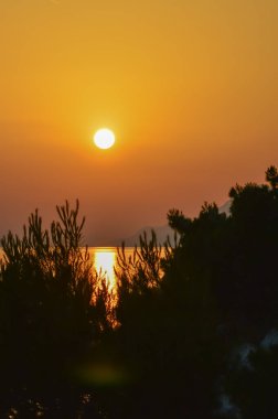 Hırvatistan 'ın Makarska kentinde Adriyatik Denizi' nde gün batımı 