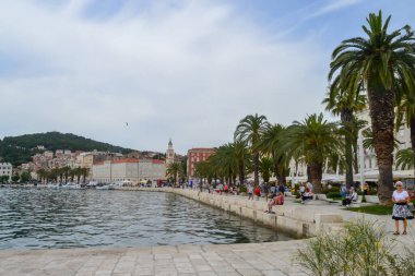 BÖLÜM, CROATIA - 15 Haziran 2019 'da Hırvatistan' ın Split kentindeki Riva gezinti güvertesi.
